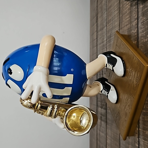 M&M BLUE Saxophone player - Picture 5 of 5
